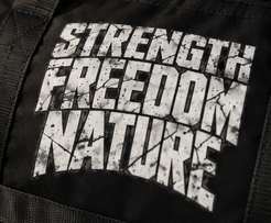 Bolsa de gimnasio Bovidae – detalle del estampado Strength Freedom Nature