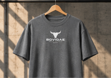 Camiseta Bovidae gris – frente con logo Move Beyond
