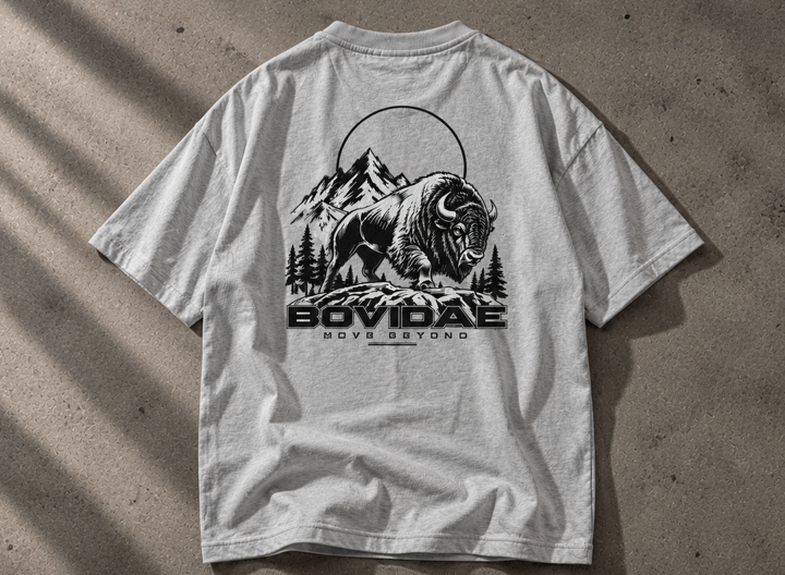 Camiseta oversized Bovidae gris – espalda con estampado de bisonte y montañas