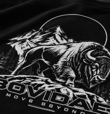 Camiseta oversized Bovidae negra – detalle del estampado