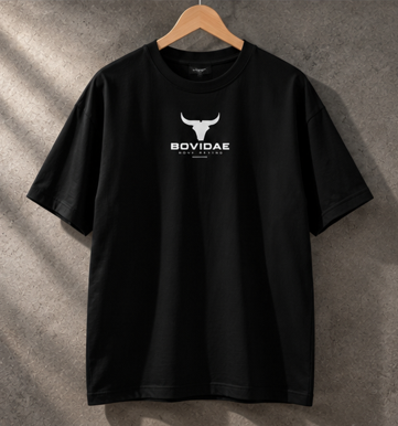 Camiseta oversized Bovidae negra – frente con logo