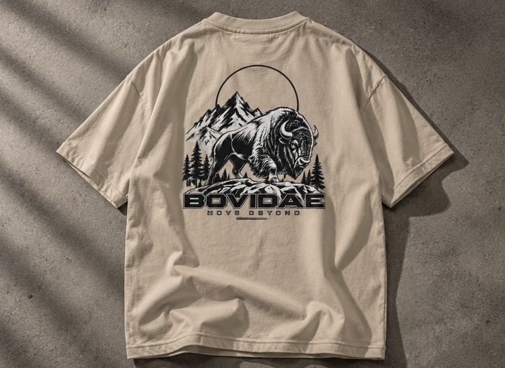 Camiseta oversized Bovidae stone – espalda con estampado de bisonte y montañas