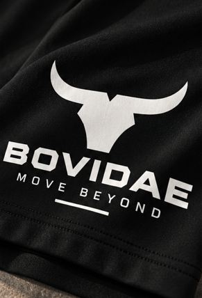 Shorts de entrenamiento Bovidae – detalle del logo en la pierna