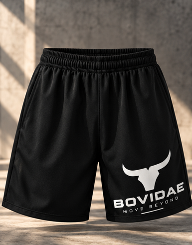 Shorts de entrenamiento Bovidae negros – frente con logo Move Beyond