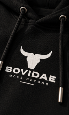 Sudadera Bovidae negra – detalle del logo y cordones